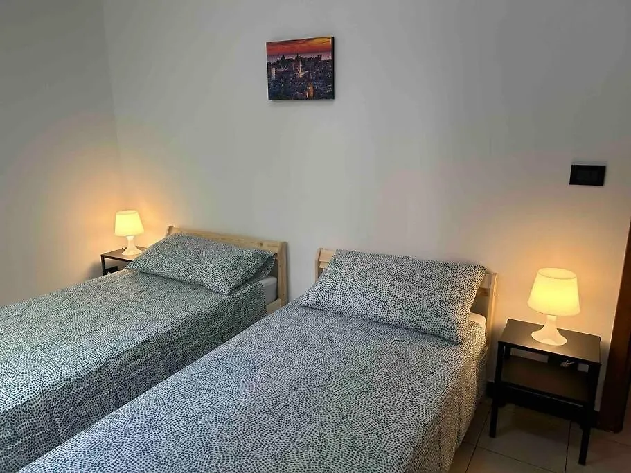 Central, Spacious & Completely Equipped Apartment Genova 0*,  Italia